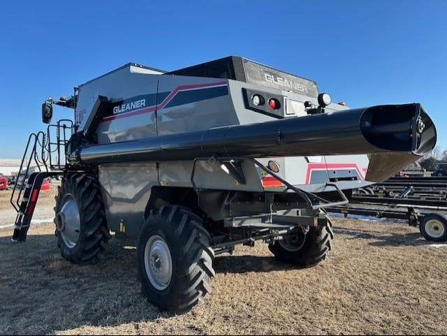 Image of Gleaner T71 equipment image 4