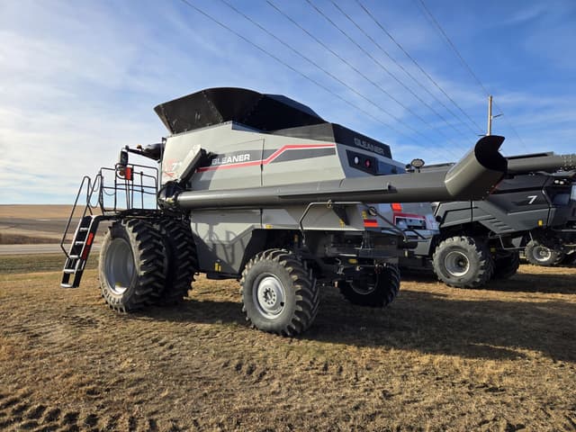 Image of Gleaner T71 equipment image 3