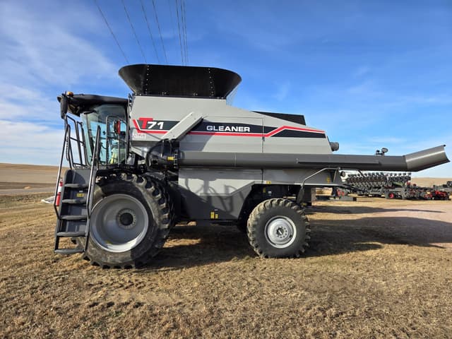 Image of Gleaner T71 equipment image 1
