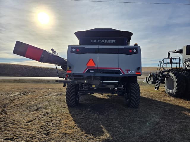 Image of Gleaner T71 equipment image 4
