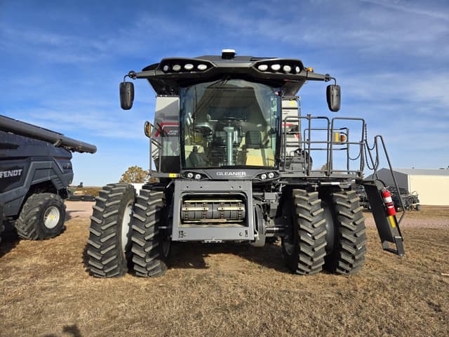 Image of Gleaner T71 equipment image 2