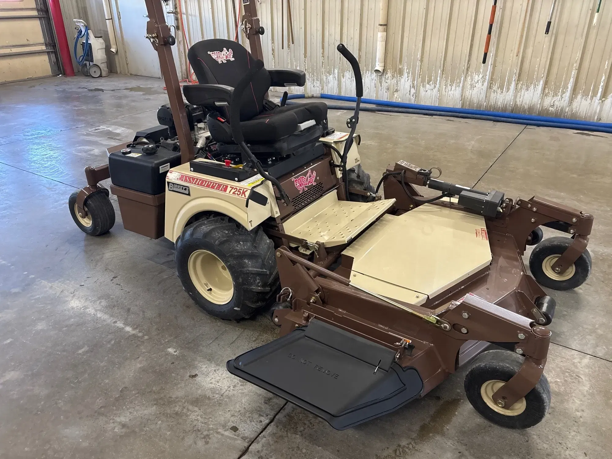 2026 Grasshopper 725KT Equipment Image0
