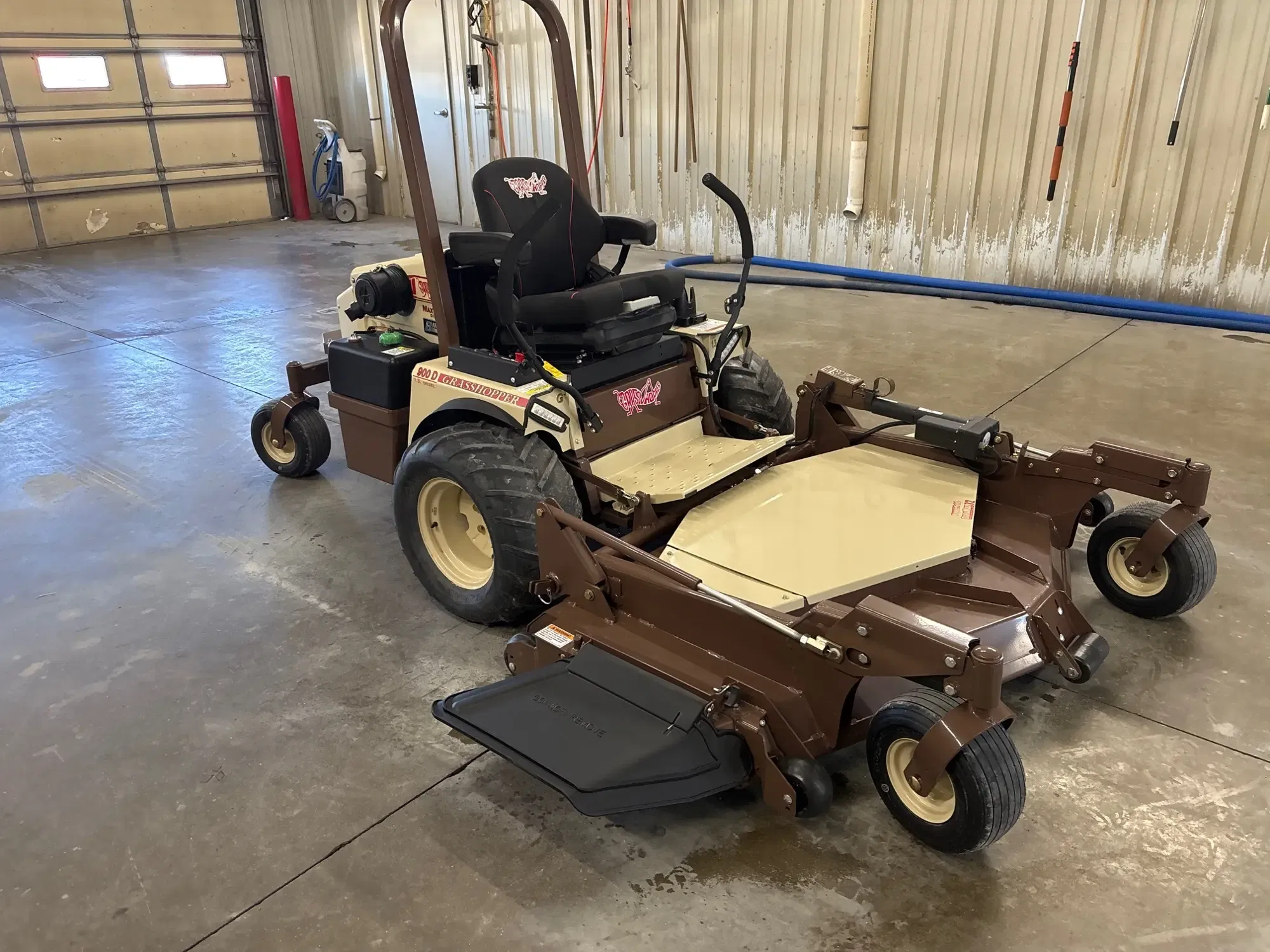2026 Grasshopper 900D Equipment Image0