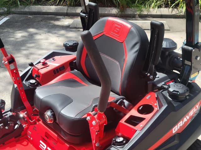 Image of Gravely Pro-Turn 372 equipment image 4
