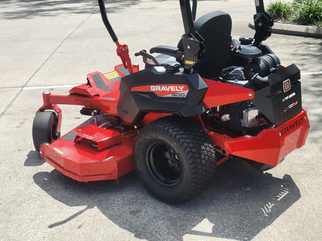 Image of Gravely Pro-Turn 372 equipment image 3