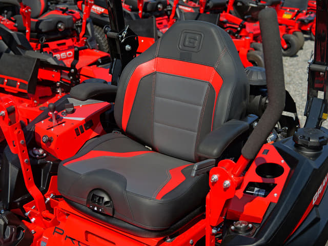 Image of Gravely Pro-Turn 560 equipment image 4