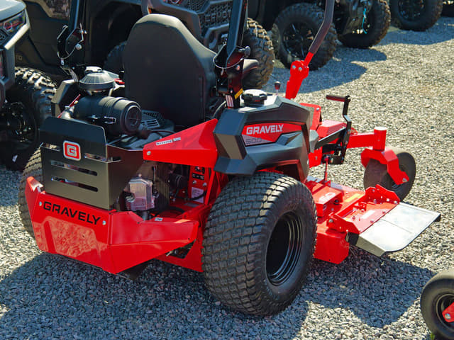 Image of Gravely Pro-Turn 560 equipment image 2