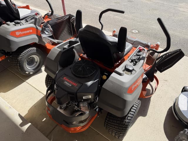 Image of Husqvarna Z248F equipment image 4