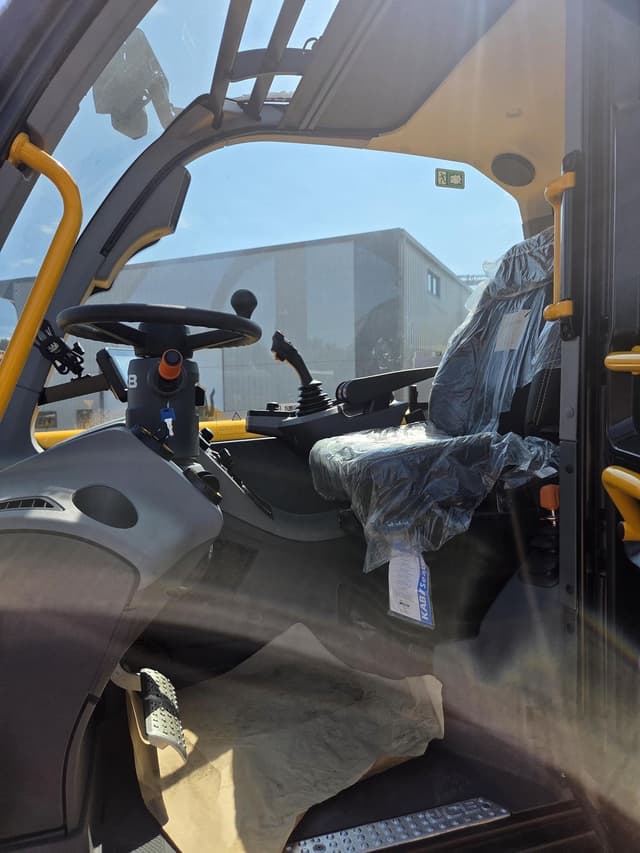 Image of JCB 560-80 Agri Super equipment image 4