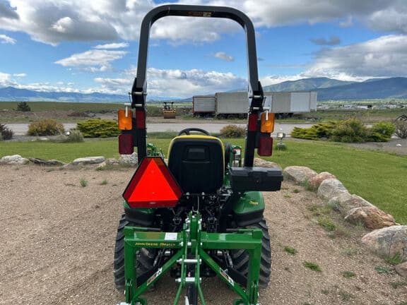 Image of John Deere 1023E equipment image 3