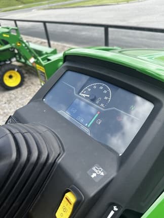 Image of John Deere 1025R equipment image 3
