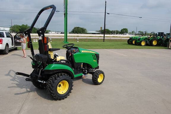 Image of John Deere 1025R equipment image 3