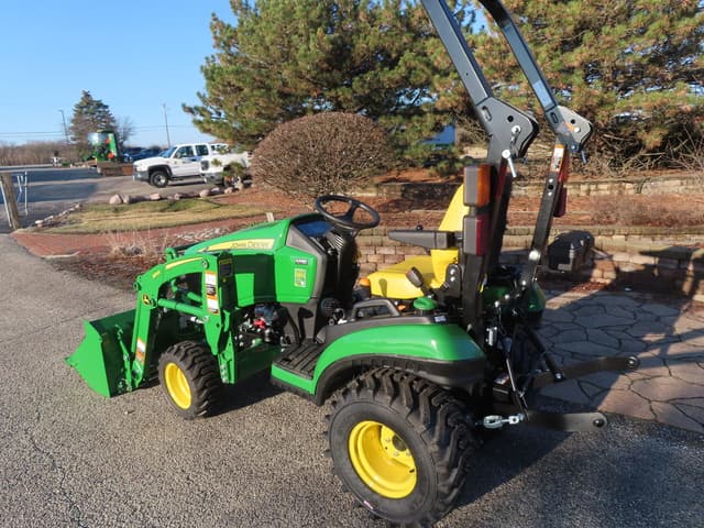 Image of John Deere 1025R equipment image 4
