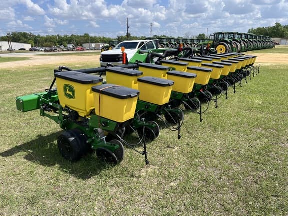 Image of John Deere 1725 equipment image 3
