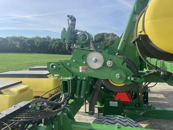Image of John Deere 1745 equipment image 3