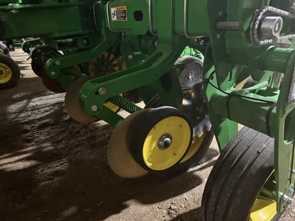 Image of John Deere 1775 equipment image 3