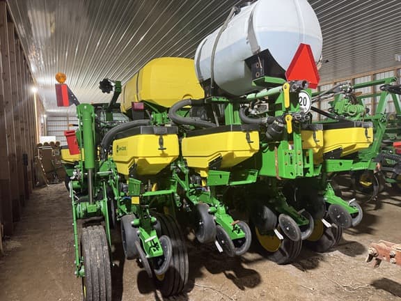Image of John Deere 1775 equipment image 4