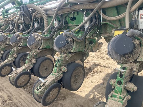 Image of John Deere 1775 equipment image 2