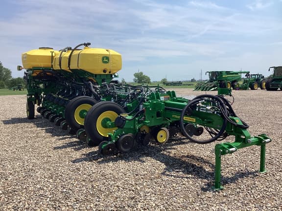 Image of John Deere 1775 equipment image 2