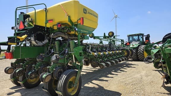 Image of John Deere 1775 equipment image 3