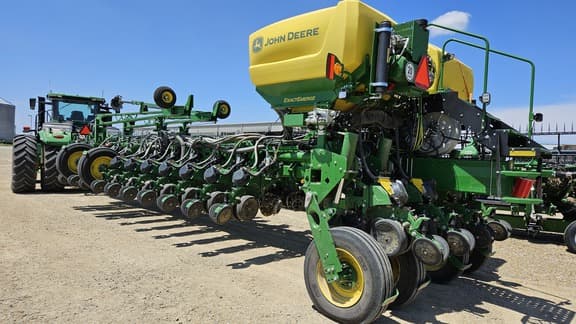 Image of John Deere 1775 equipment image 1