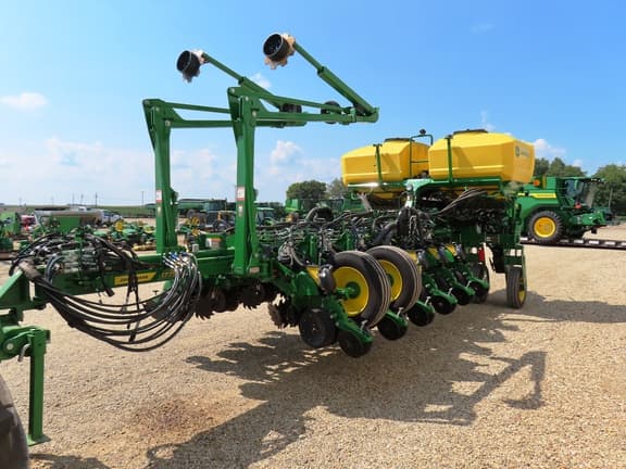 Image of John Deere 1775 equipment image 4