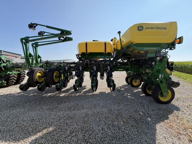 Image of John Deere 1775 equipment image 3