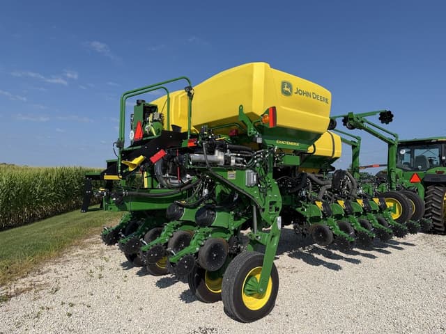 Image of John Deere 1775 equipment image 4