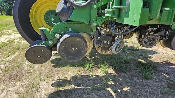 Image of John Deere 1775 equipment image 2