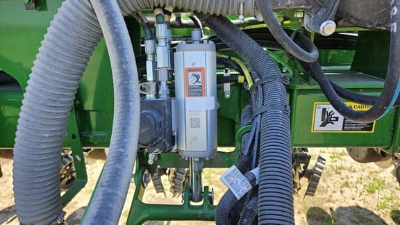 Image of John Deere 1775 equipment image 4
