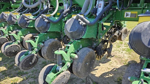 Image of John Deere 1775 equipment image 1