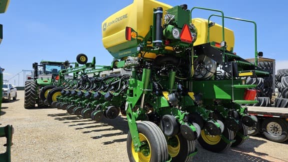 Image of John Deere 1775 equipment image 3