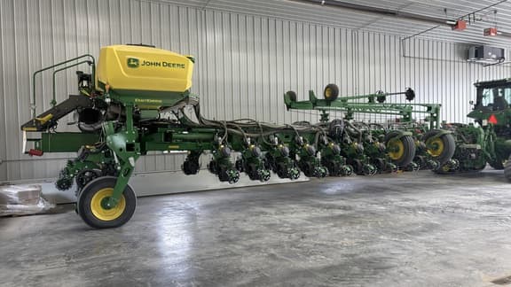 Image of John Deere 1775 equipment image 3