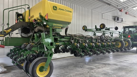 Image of John Deere 1775 equipment image 4