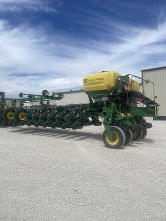 Image of John Deere 1775 equipment image 3
