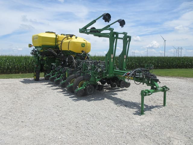 Image of John Deere 1775 equipment image 2