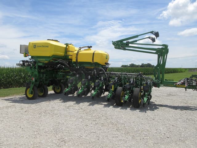 Image of John Deere 1775 equipment image 4