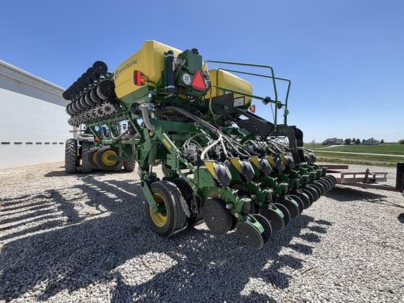 Image of John Deere 1795 equipment image 2