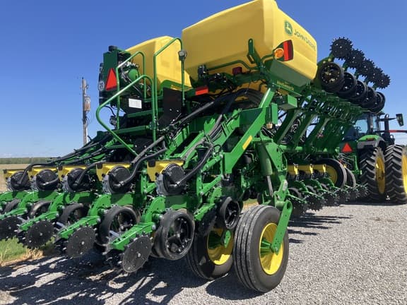 Image of John Deere 1795 equipment image 2