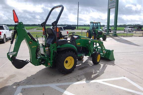 Image of John Deere 2025R equipment image 4