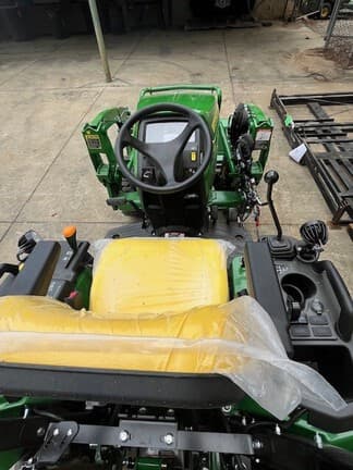 Image of John Deere 2025R equipment image 4
