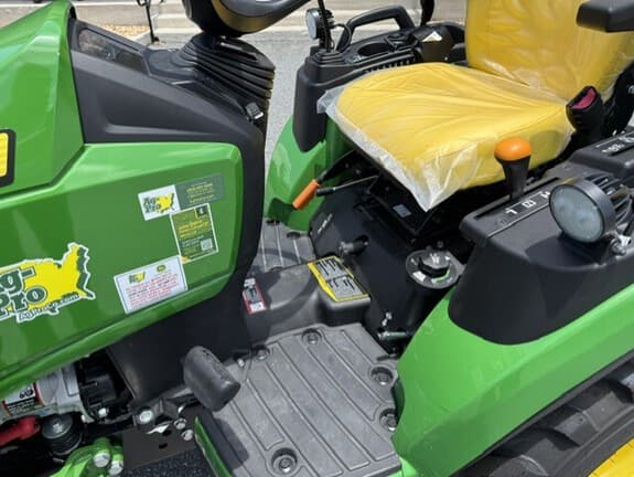 Image of John Deere 2025R equipment image 4