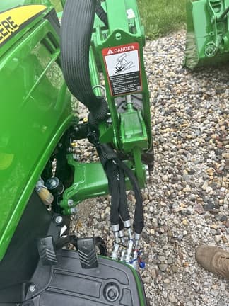 Image of John Deere 2025R equipment image 3