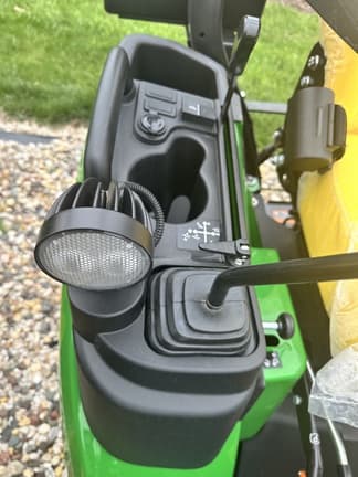 Image of John Deere 2025R equipment image 4
