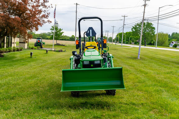 Image of John Deere 2025R equipment image 4