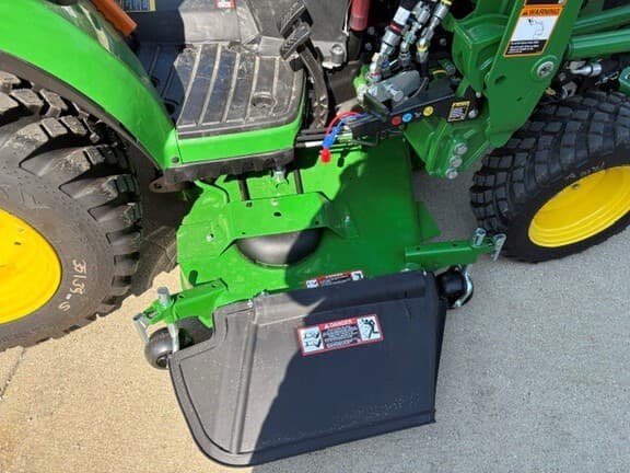 Image of John Deere 2025R equipment image 4