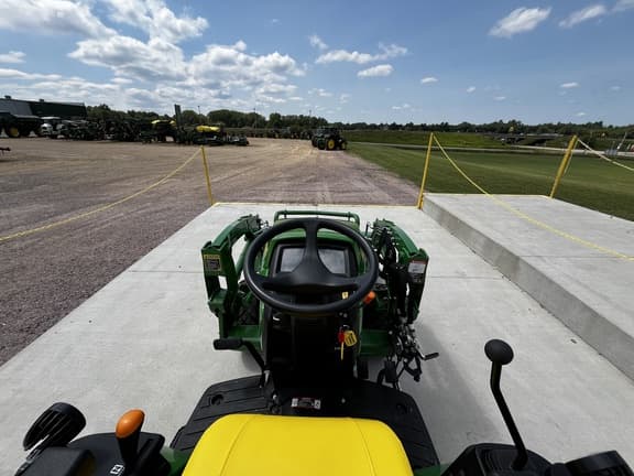 Image of John Deere 2025R equipment image 3