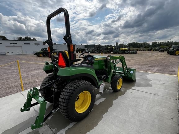 Image of John Deere 2032R equipment image 2