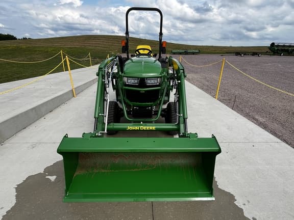 Image of John Deere 2032R equipment image 1