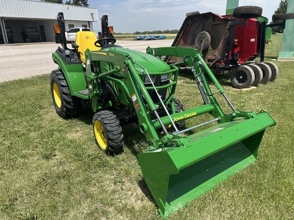 Image of John Deere 2032R equipment image 1